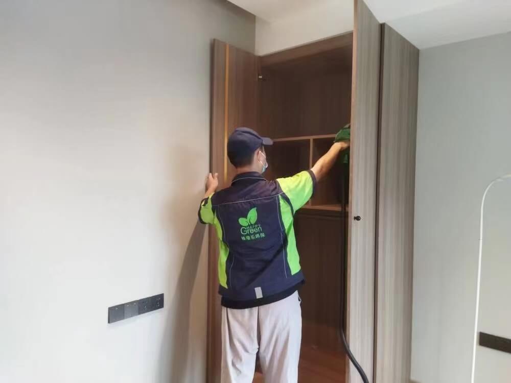 新房卧室窗帘杆上，挂着格瑞乐除甲醛的窗帘清新剂，散发自然香气并分解甲醛。