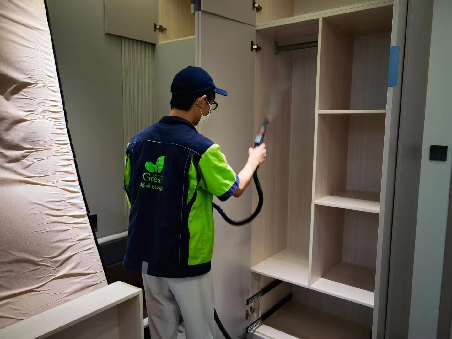 格瑞乐除甲醛团队在新房门口，与业主进行除甲醛施工后的效果沟通与反馈交流。