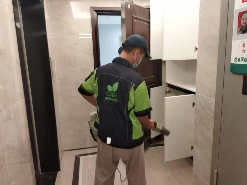 新房卫生间浴室镜前，摆放着格瑞乐除甲醛的香薰蜡烛，既美观又能净化空气。
