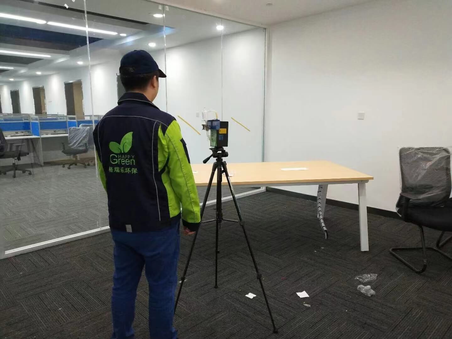 新房餐厅，工作人员在餐桌的桌腿底部安装格瑞乐除甲醛的吸附垫，有效吸附从地面和桌腿散发的甲醛。