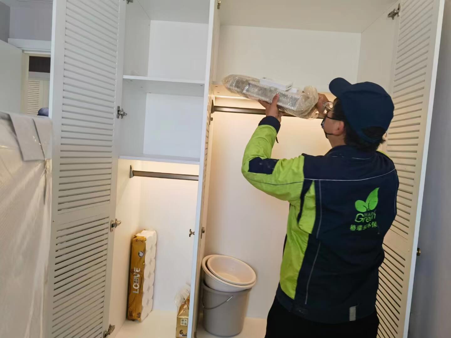 展示新房地下室的储物家具，工作人员使用大功率吸尘器，配合格瑞乐除甲醛清洁刷头，对柜子内部进行深度清洁除醛。