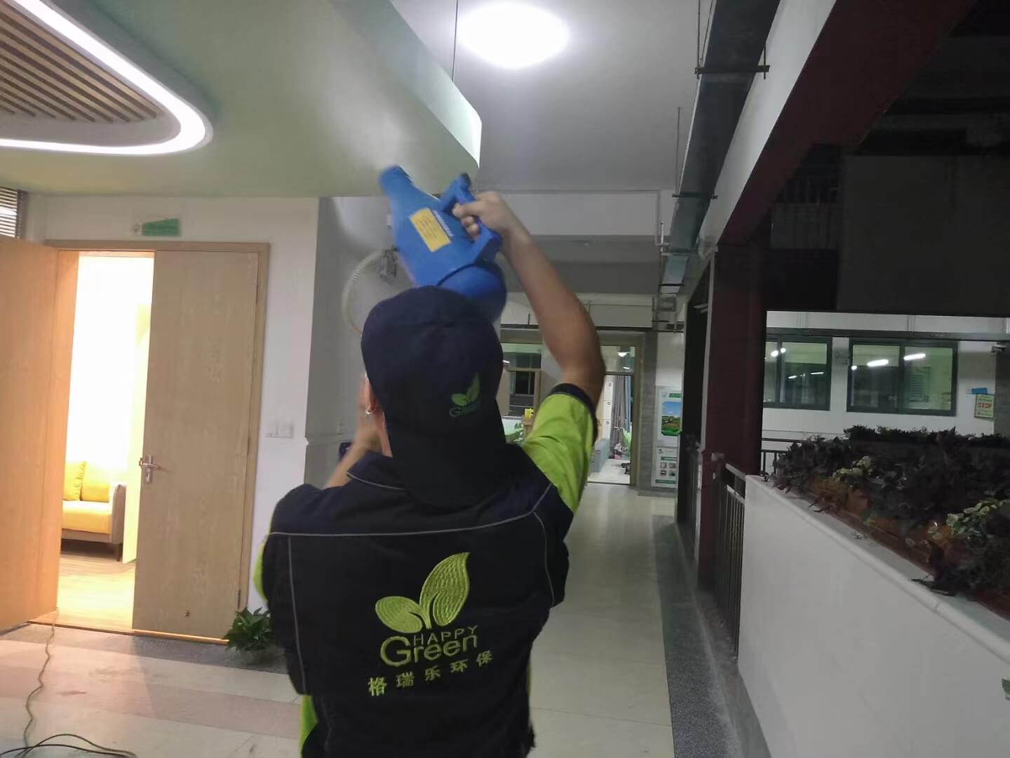 厨房场景，工作人员在安装吊柜时，对吊柜的悬挂件进行格瑞乐除甲醛防锈处理。