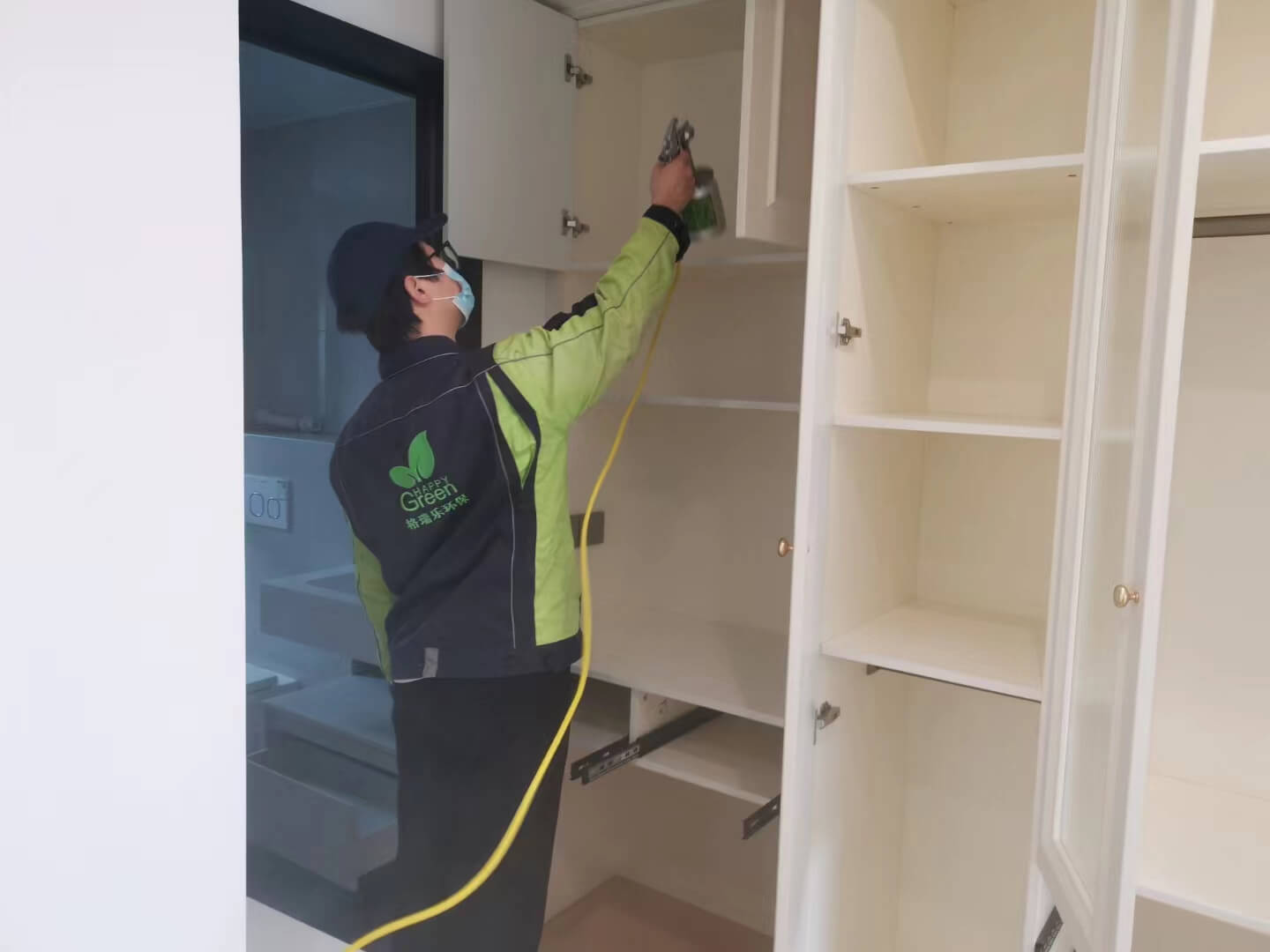 新房客厅，工作人员将格瑞乐除甲醛的加湿净化一体机放置在沙发旁，调节湿度并净化空气。
