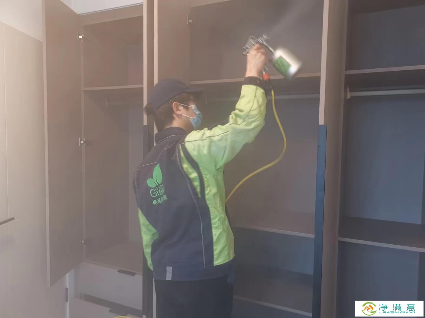 餐厅餐桌转盘安装，工人对轴承部位涂抹格瑞乐除甲醛润滑剂。