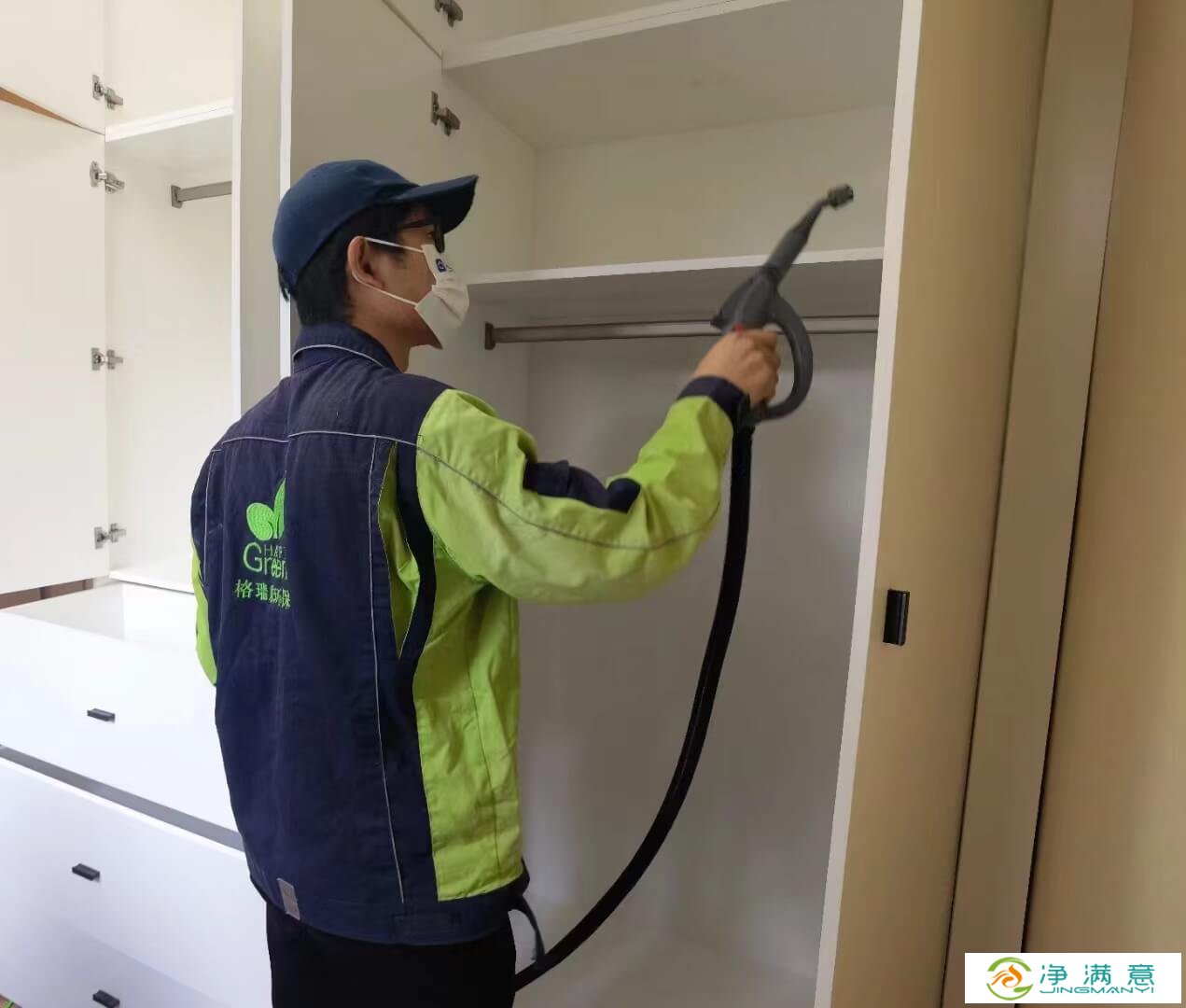 新房卫生间马桶水箱盖上，工作人员放置格瑞乐除甲醛自动清洁块。