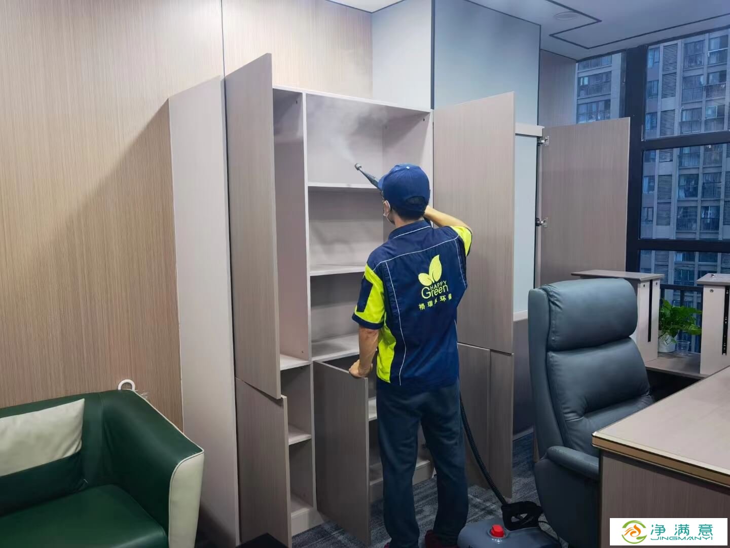 客厅电视背景墙的插座旁边的木质装饰条上，工作人员涂抹格瑞乐除甲醛光触媒涂料。