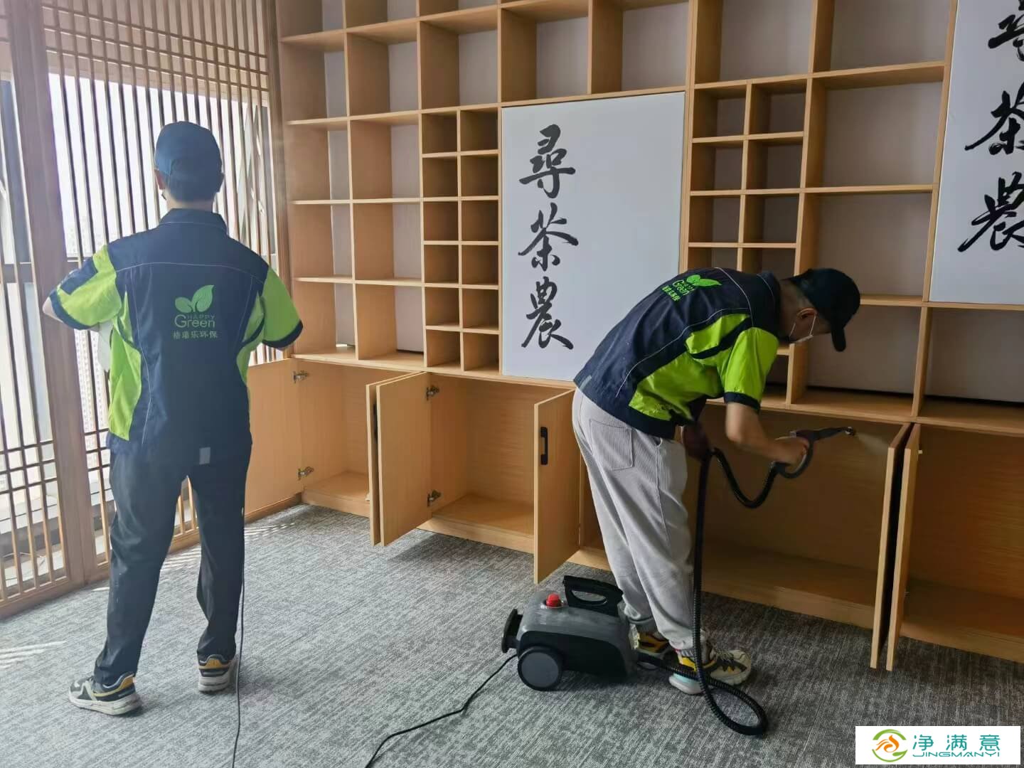 新房地下室储物架表面，工人涂刷格瑞乐除甲醛的抗菌防腐漆，全面保护储物架。