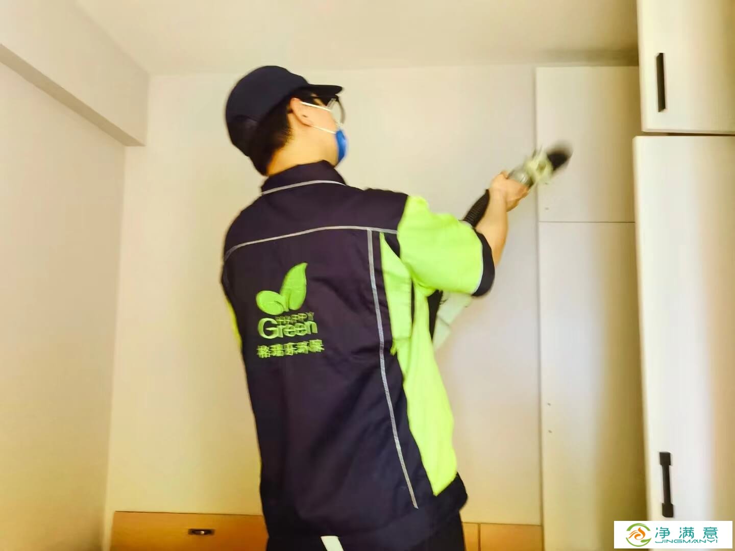 卧室空调下方的衣柜顶部，工作人员放置格瑞乐除甲醛的加湿净化一体机，调节湿度并除醛。