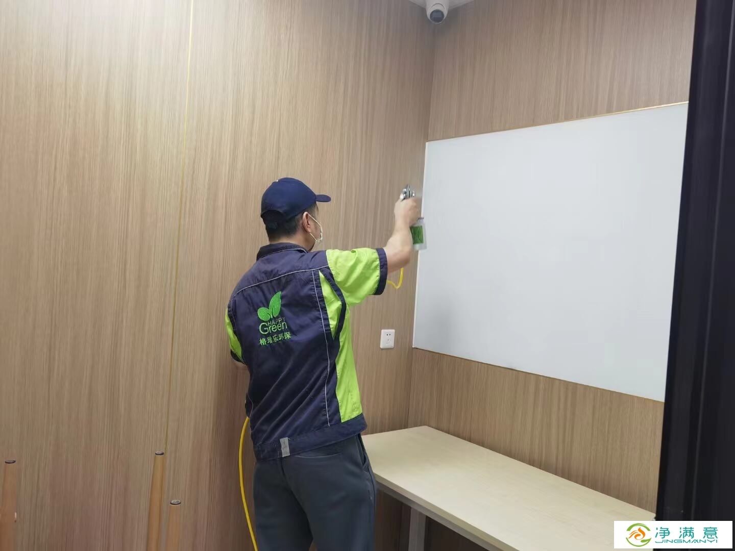 书房书架的玻璃门密封条上，工人涂抹格瑞乐除甲醛的密封润滑剂，保障密封性与除醛。