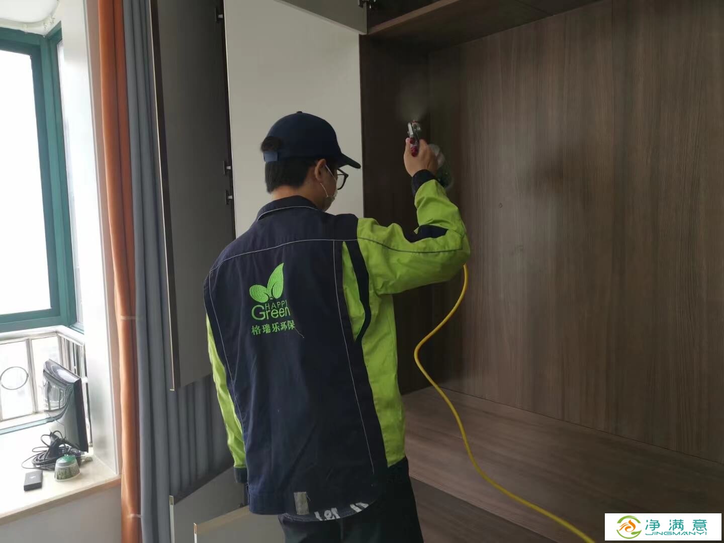 新房卫生间马桶水箱盖上，工作人员放置格瑞乐除甲醛自动清洁块，保持水箱清洁并净化空气。