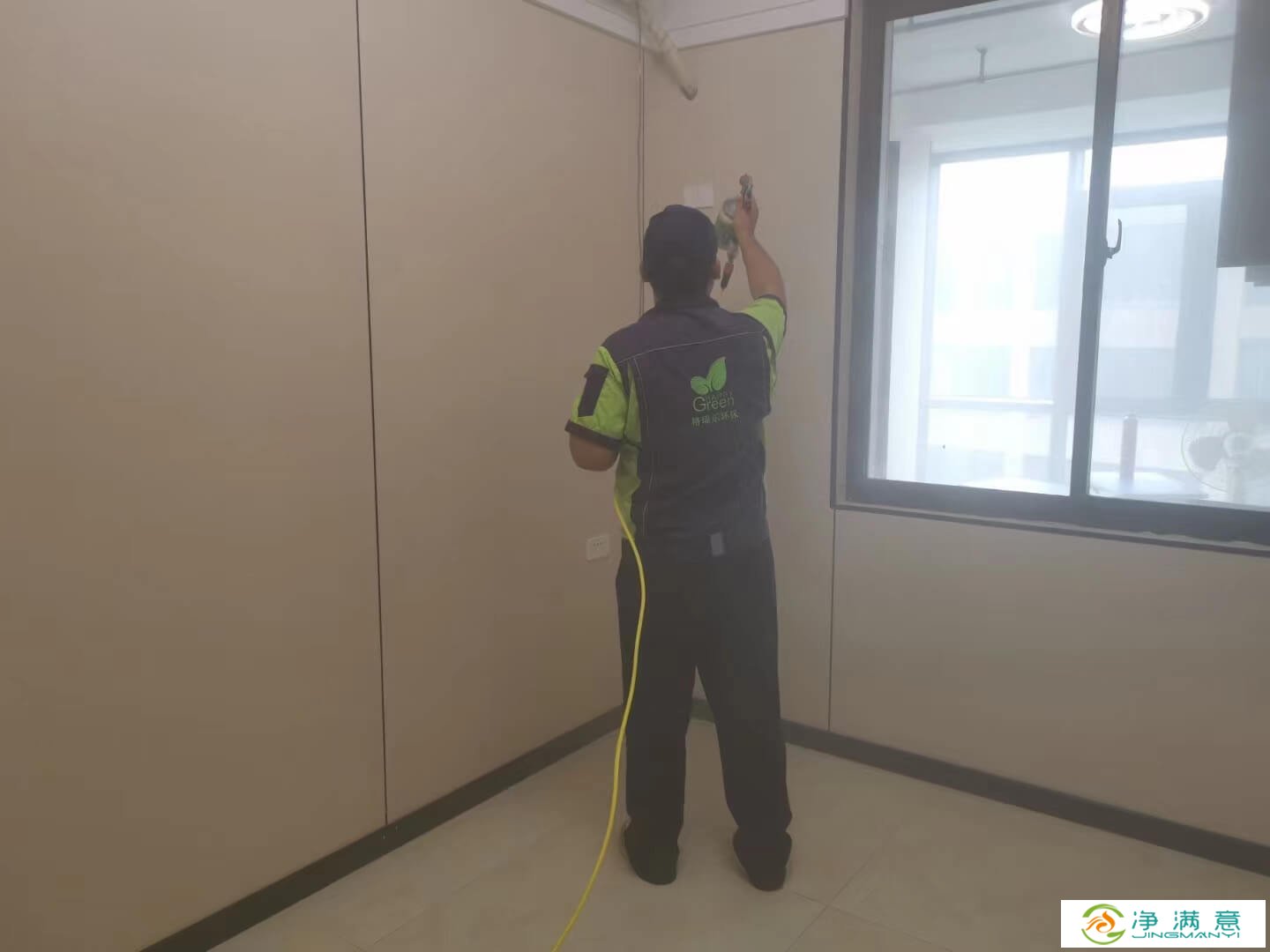 新房走廊鞋柜外部，门上张贴着格瑞乐除甲醛宣传海报，普及除醛知识。