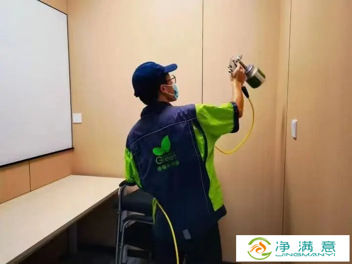 新房走廊鞋柜外部，门上张贴着格瑞乐除甲醛宣传海报，向家庭成员普及除醛知识。