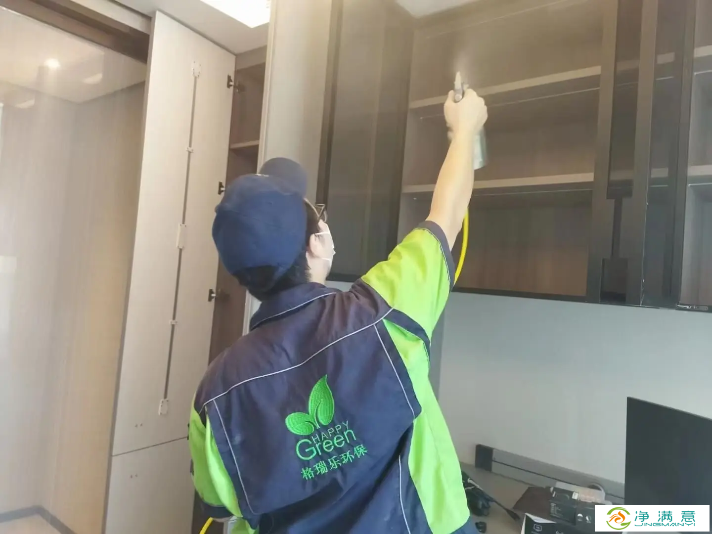 餐厅吊灯下的餐桌旁，工作人员在桌腿底部安装格瑞乐除甲醛减震垫，减少震动并吸附桌腿周边甲醛。