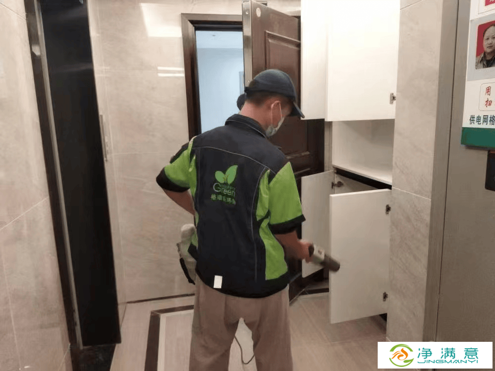 餐厅施工中，施工人员分工协作，一人负责喷洒药剂，另一人负责用抹布擦拭均匀。