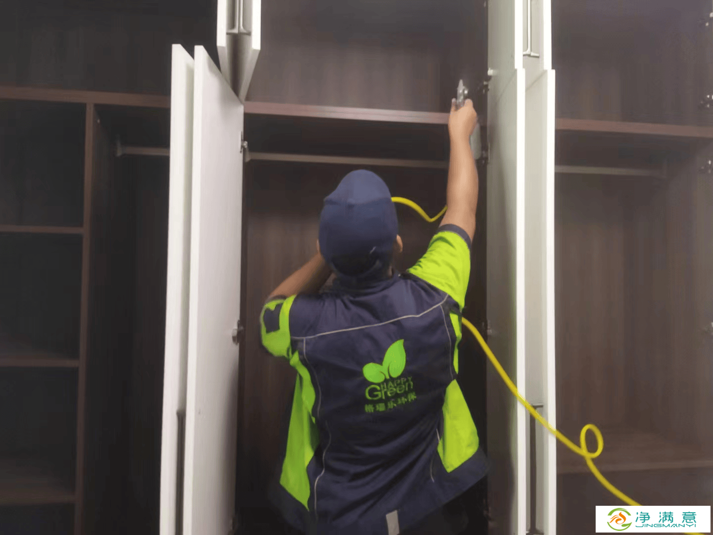 施工结束后，格瑞乐工作人员在客厅清理施工工具，将剩余的除醛药剂妥善收纳起来。