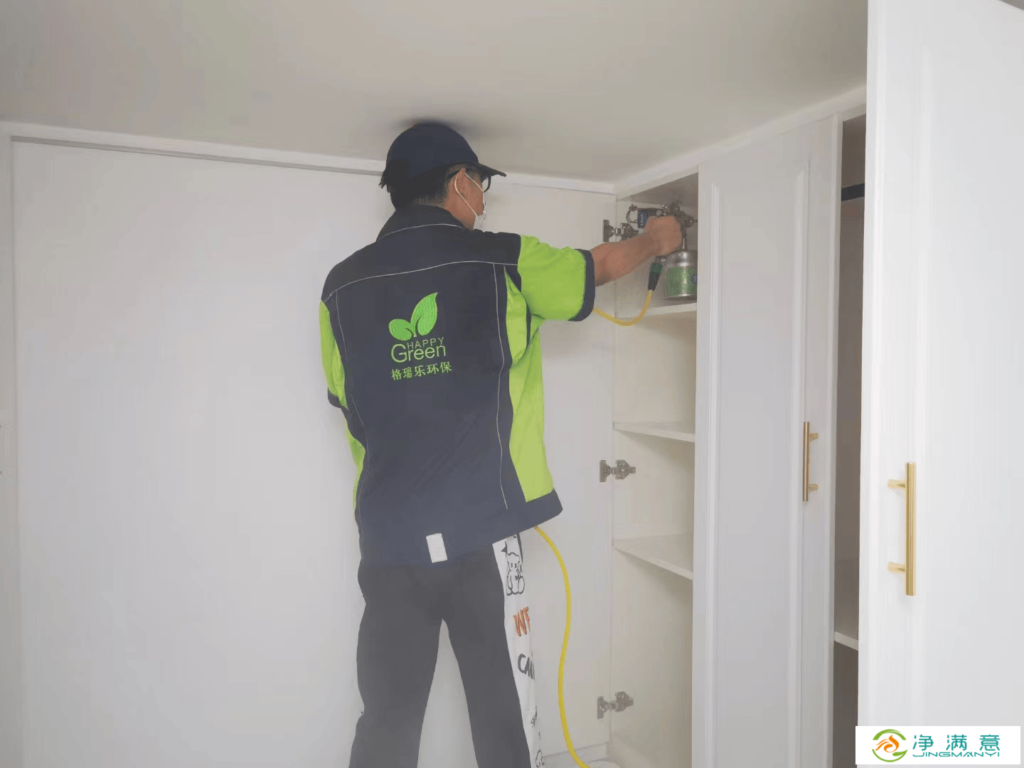 在卧室，工作人员用干净的抹布擦拭家具表面，清除施工过程中残留的药剂。