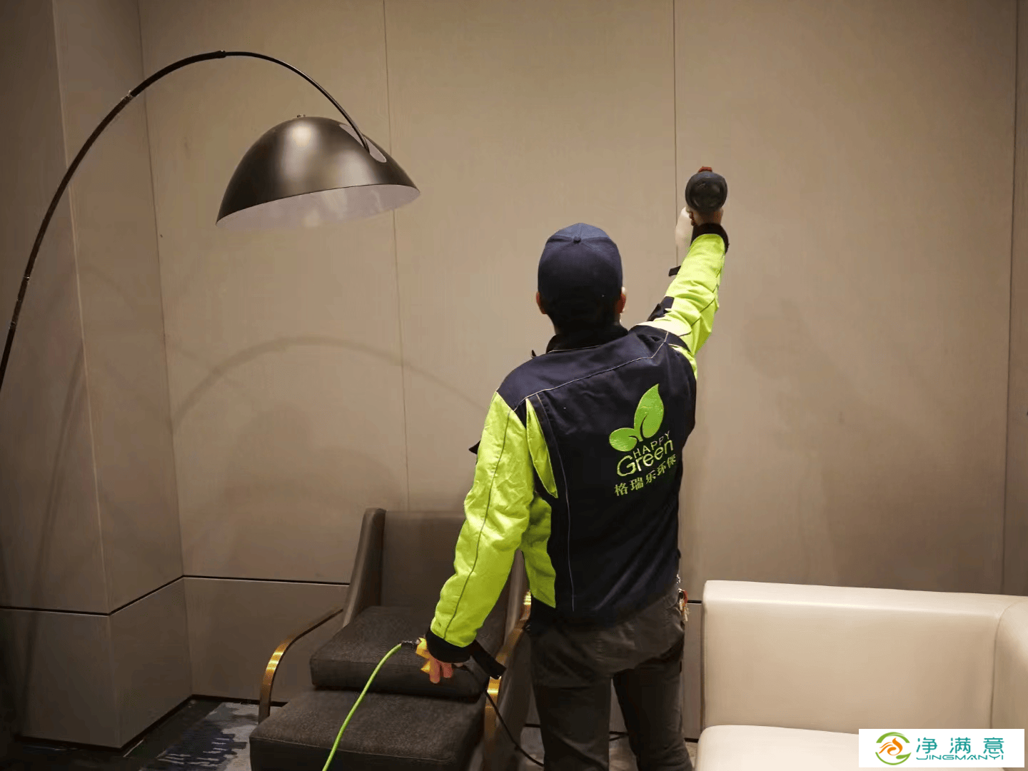 厨房施工后，工作人员将厨房电器的防护罩取下，擦拭电器表面，检查电器是否正常运行。