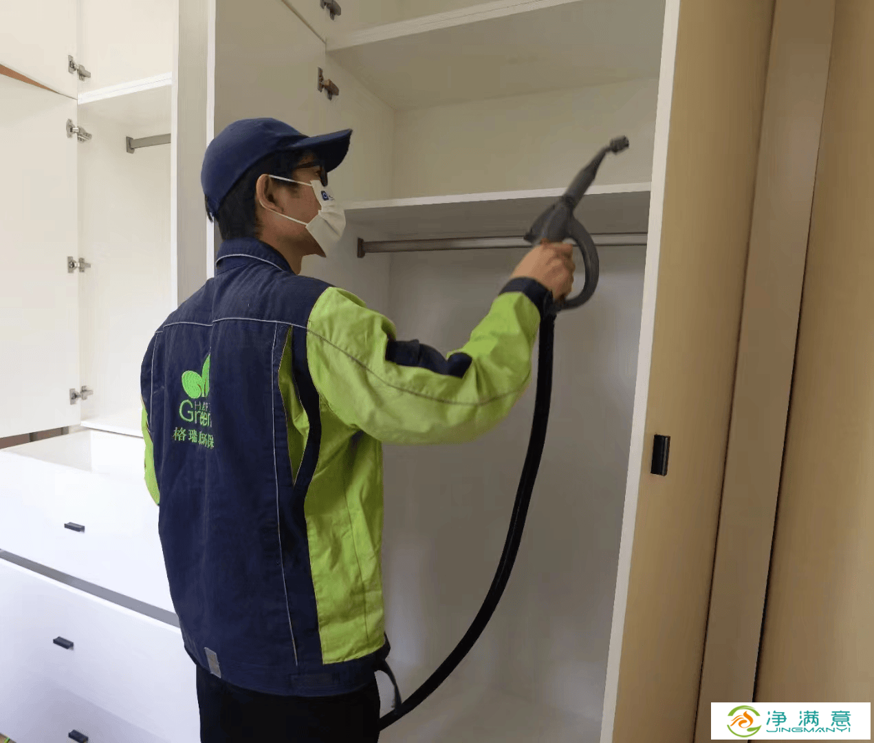 厨房施工后，工作人员将厨房电器的防护罩取下，擦拭电器表面，检查电器是否正常运行。